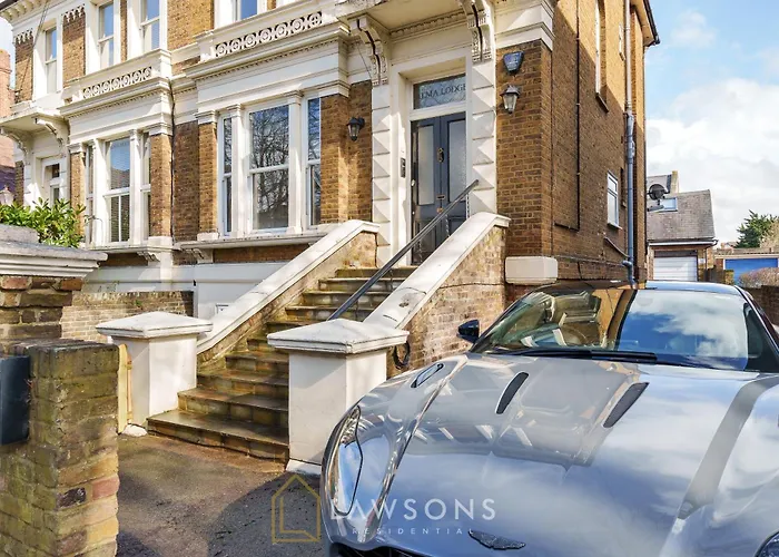 Stylish Living By Lawsons - 3 En Suites